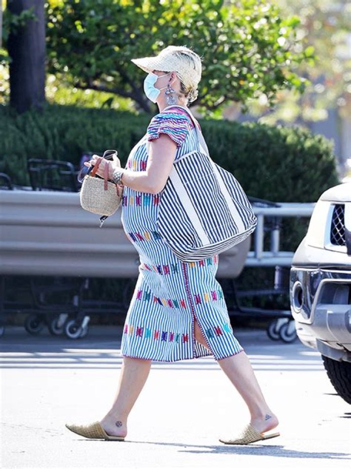 Bump Alert! Katy Perry Shows Off Her Growing Baby Belly While Doing a Good Deed
