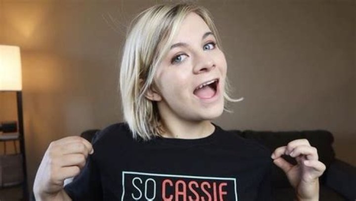 Cassie Hollister – Celebsgraphy