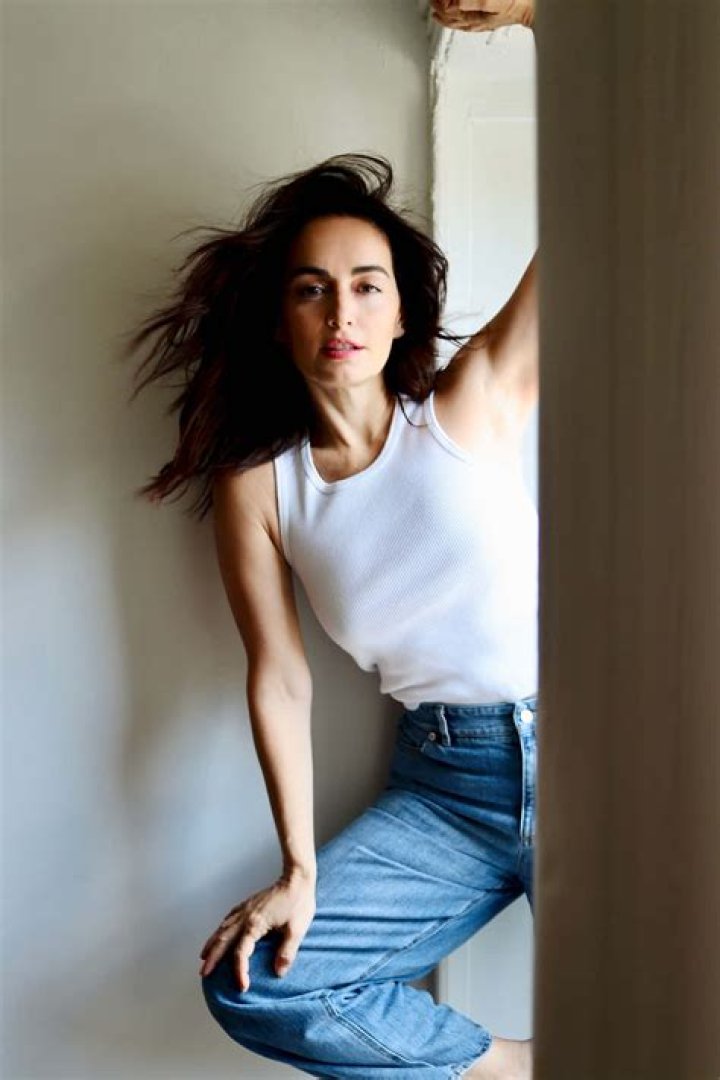 How tall is Ana De La Reguera