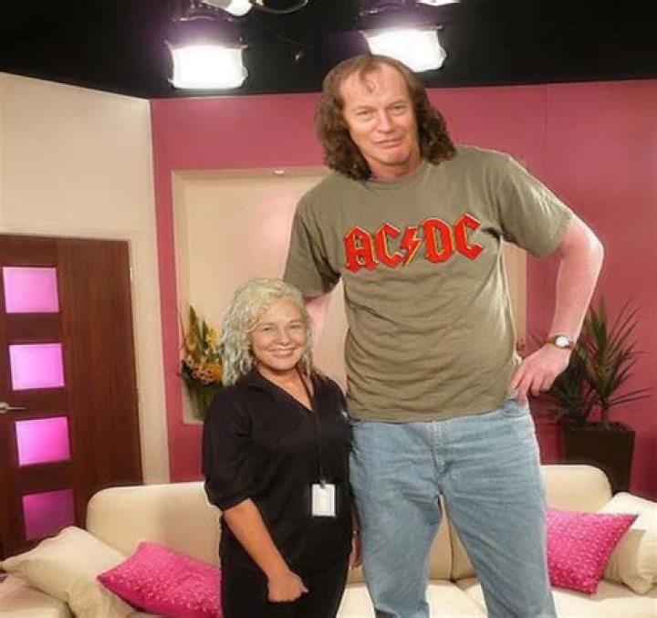 How tall is Angus Young