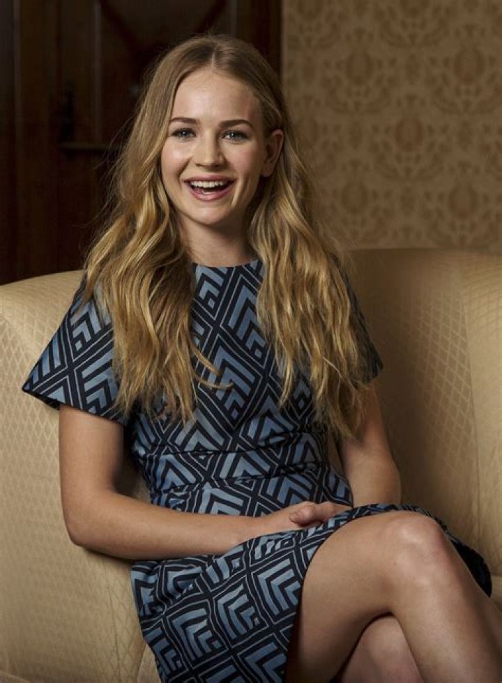 How tall is Britt Robertson