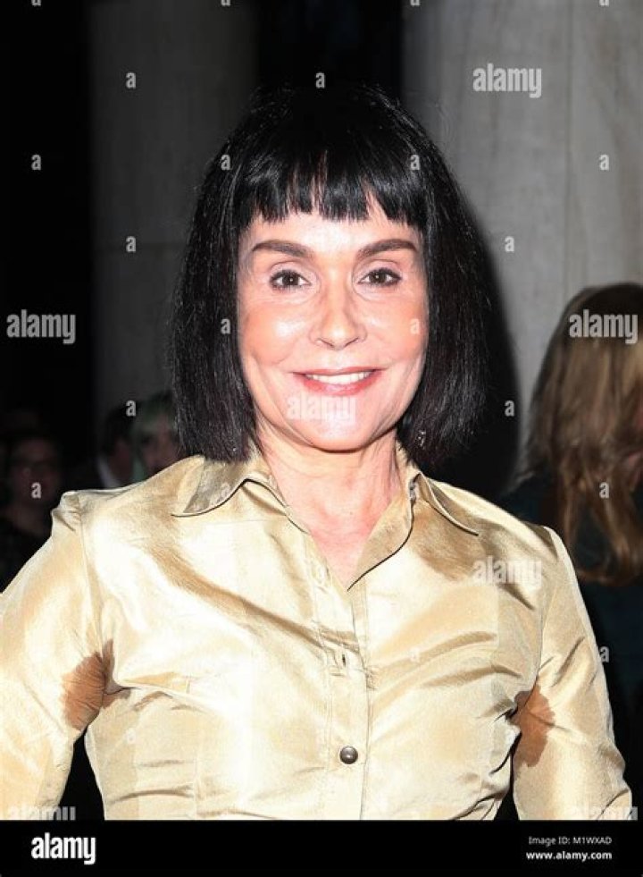 How tall is Diane Venora