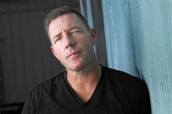 How tall is Edward Burns