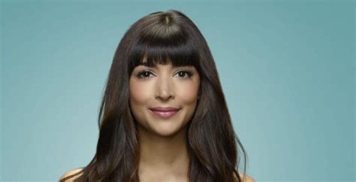 How tall is Hannah Simone