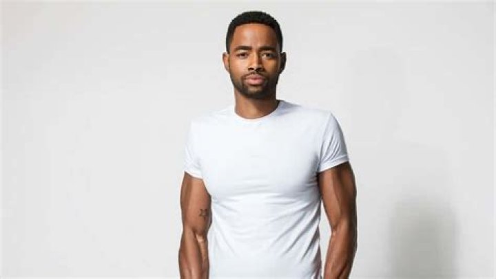 How tall is Jay Ellis