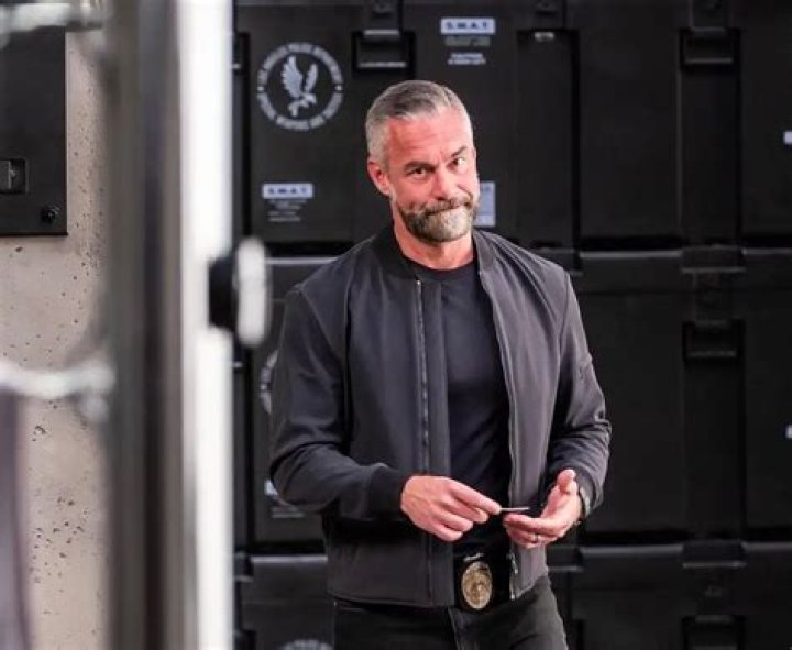 How tall is Jay Harrington