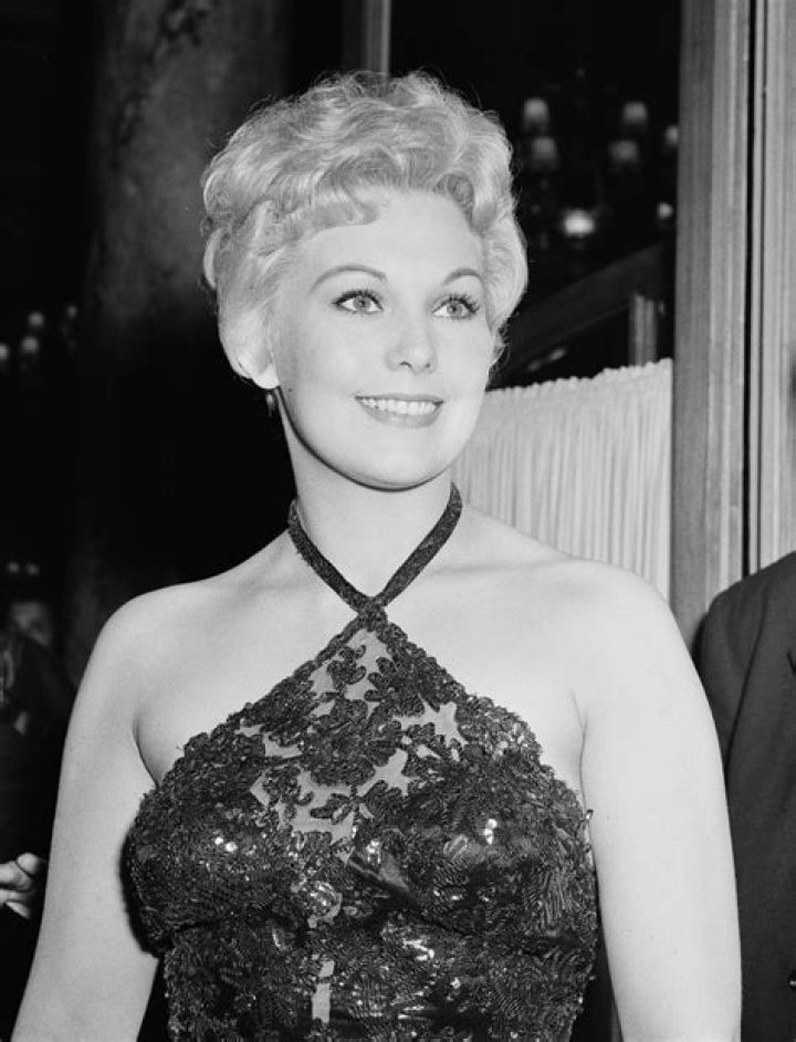 How tall is Kim Novak