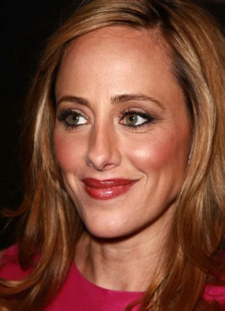 How tall is Kim Raver