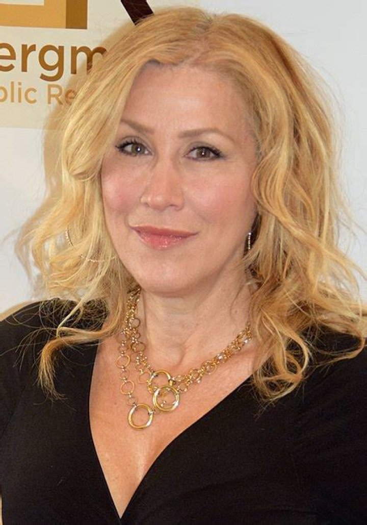 How tall is Lisa Ann Walter