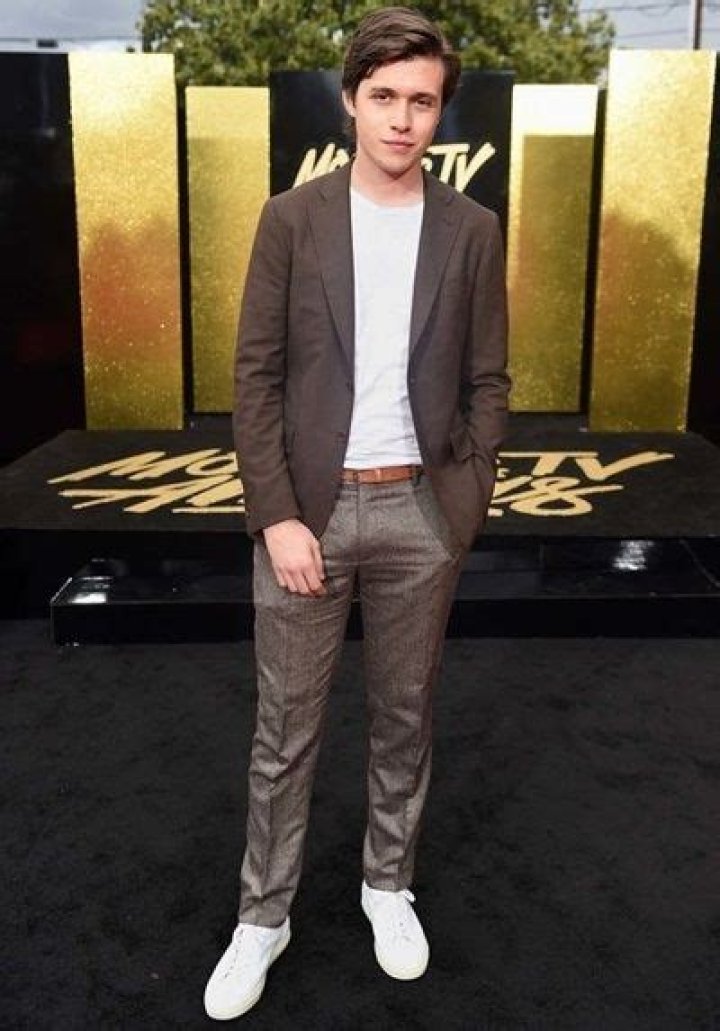 How tall is Nick Robinson