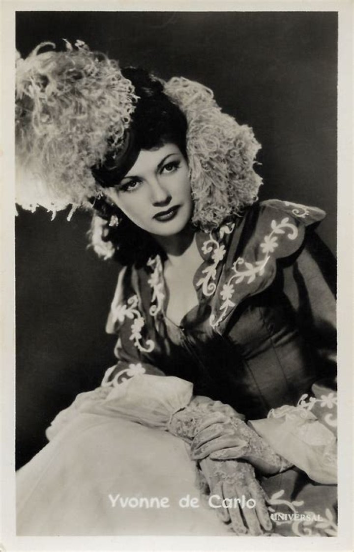 How tall is Yvonne De Carlo