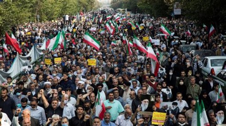 Iranian Man Spreads Message Of Peace And Victory Before Execution