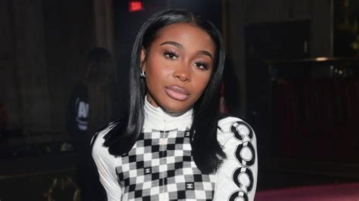 Jayda Cheaves' No Makeup Selfie Sparks Debate, She Fires Back