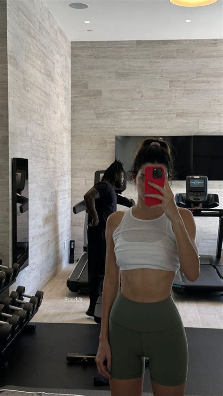 Kendall Jenner Shows Off Her Incredible Abs While Car Shopping in L.A.