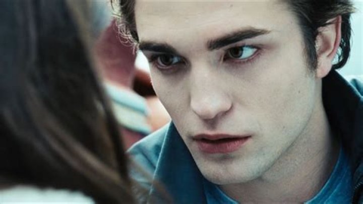 Robert Pattinson Admits “I’m the Only Actor in LA Who Doesn’t Have a Six Pack”